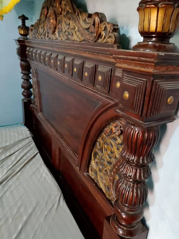 bed real wood good quality whith metrees 1