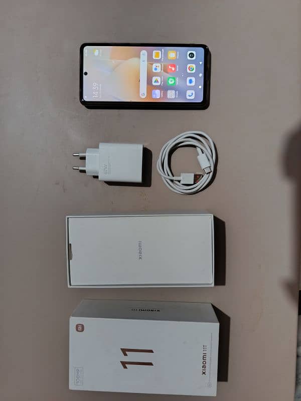 Xiaomi 11t 8GB/256 GB box / charger 1