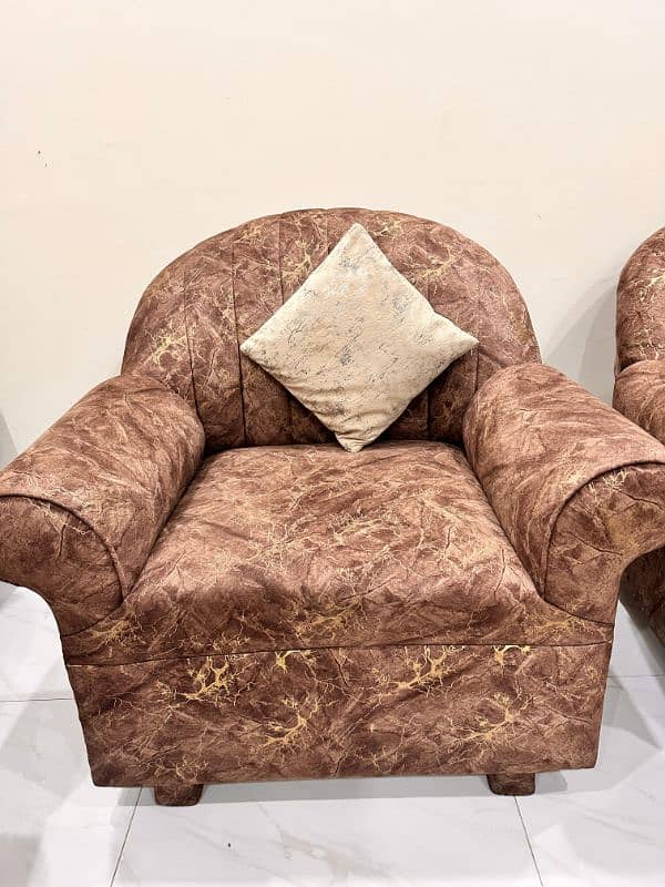 5 SEATER SOFA AVAILABLE IN GOOD CONDITION 3