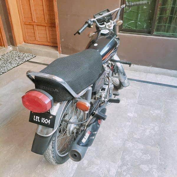 Honda 125 black colour 2