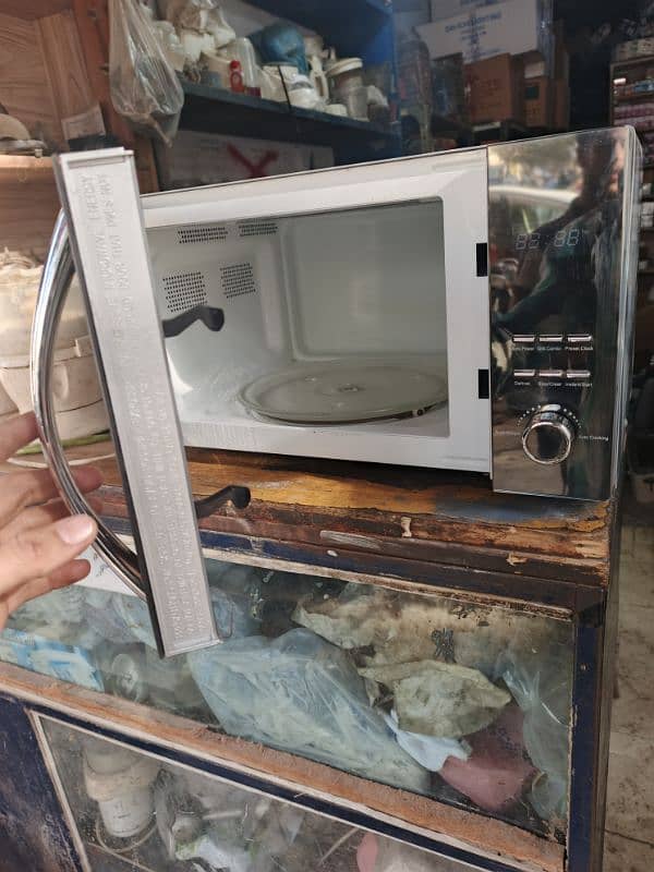 Microwave  for sale 10/10 condition 0