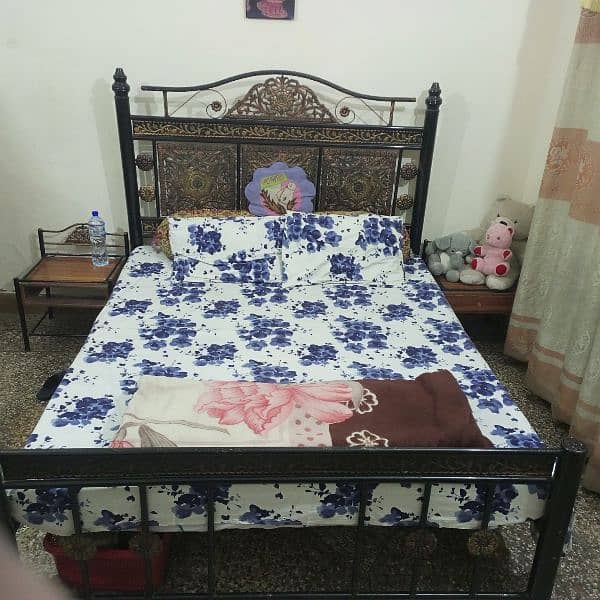 iron bed king size with 2 dressing tables 0