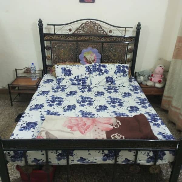 iron bed king size with 2 dressing tables 1