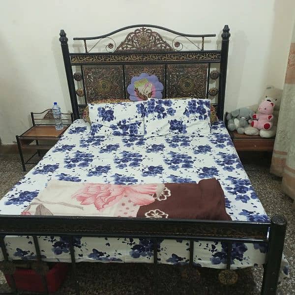 iron bed king size with 2 dressing tables 6