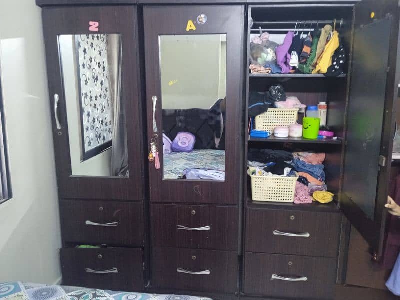 3 child wardrobe with draw 1