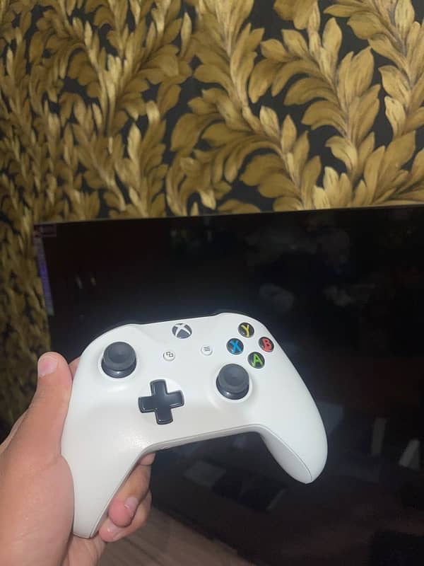 Xbox One S 1TB with 2 controllers 5