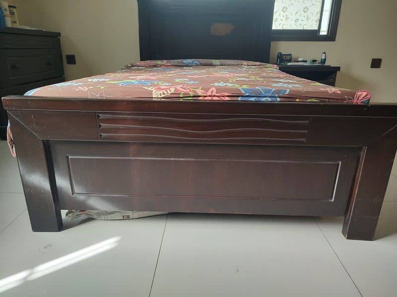 Imported Wooden Queen Bed 4'x6.5' + 1 side table & Mirror 27.5"x 41" 0