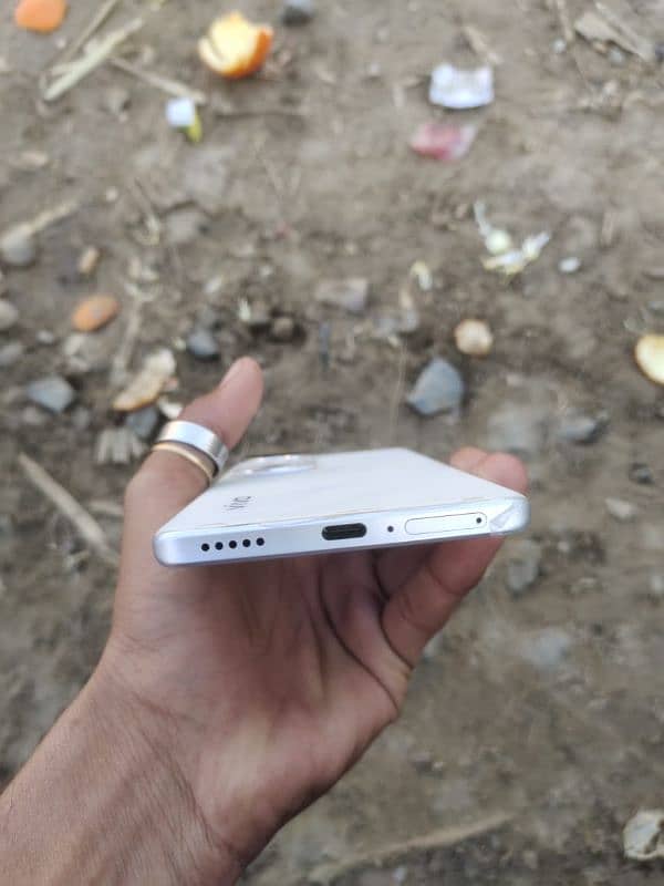 Vivo V40. . . . Memory 12+12/256. . . condition 10/10 1