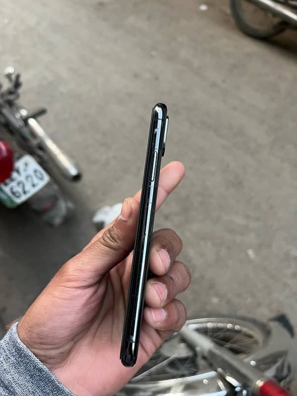 iPhone XS non pta 64 gb black colour 4