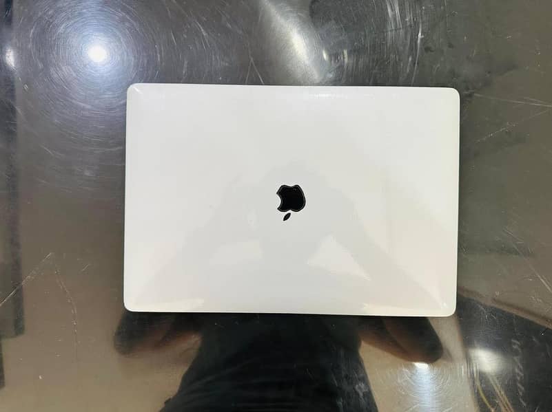 MACBOOK PRO 2019 CI7 16GB RAM AND 256GB STORAGE 15'' DISPLAY 3