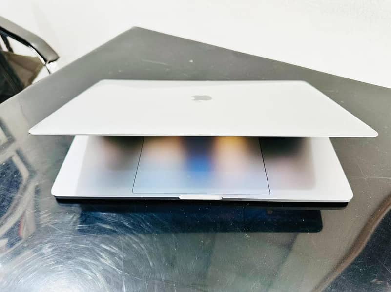 MACBOOK PRO 2019 CI7 16GB RAM AND 256GB STORAGE 15'' DISPLAY 7