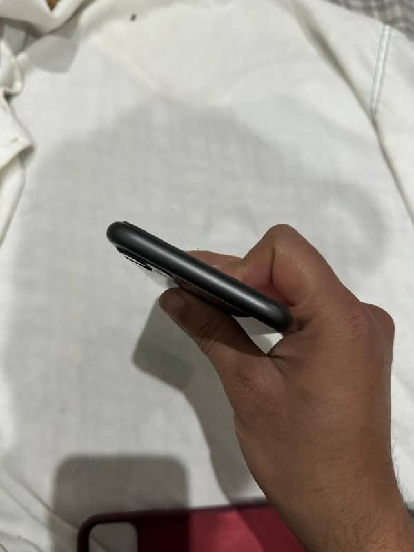 iPhone 11 non PTA  64GB, LLA variant, full fresh condition 10/10. 5