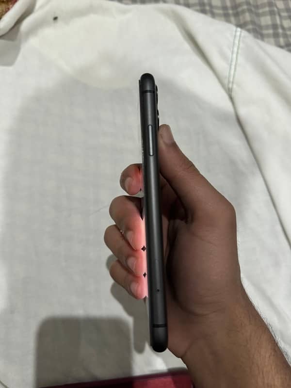 iPhone 11 non PTA  64GB, LLA variant, full fresh condition 10/10. 7