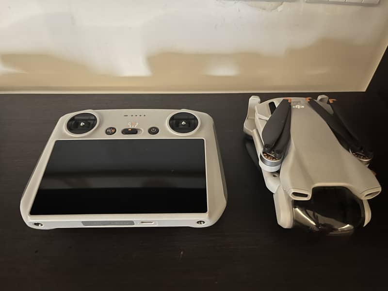 Barely used DJI mini 3 with rc remote(screen remote) 0