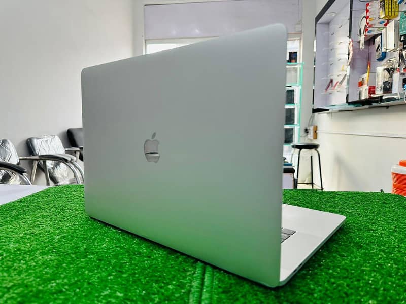 APPLE MACBOOK PRO 2018 COREI9 WITH 1TB SSD 5