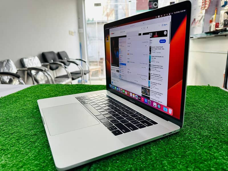 APPLE MACBOOK PRO 2018 COREI9 WITH 1TB SSD 7