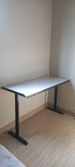 Modern Computer Table for Sale – Excellent Condition