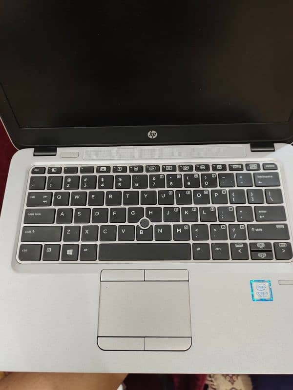 HP Elitebook 820 G4 2