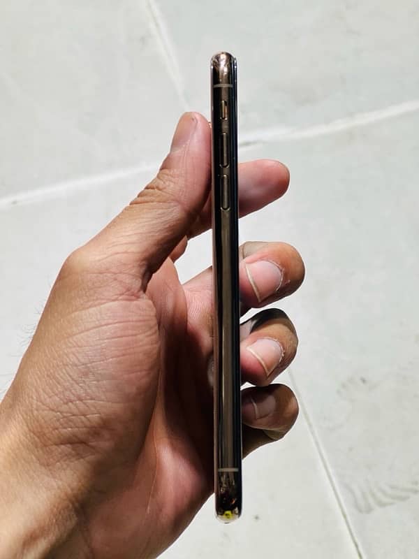 iPhone XS 64gb pta approved 1