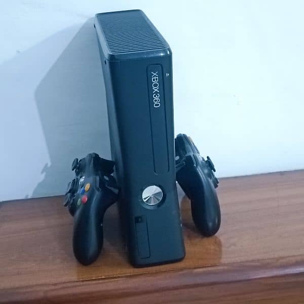 Xbox 360 Slim S - 3 Controllers, Kinect, jtag 320GB, 15 Original Games 3