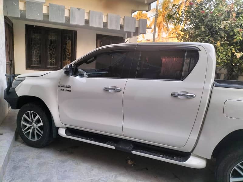 TOYOTA HILUX REVO V 2019 FULL OPTION 2