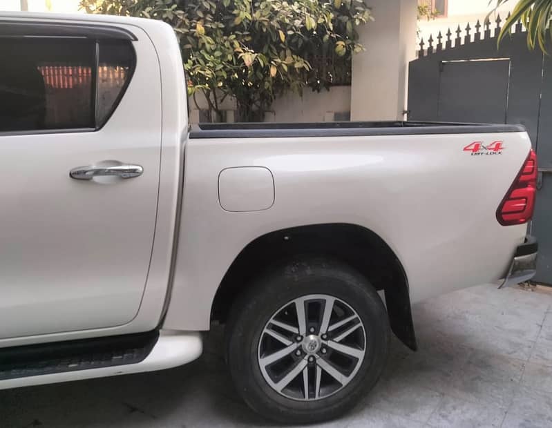 TOYOTA HILUX REVO V 2019 FULL OPTION 6