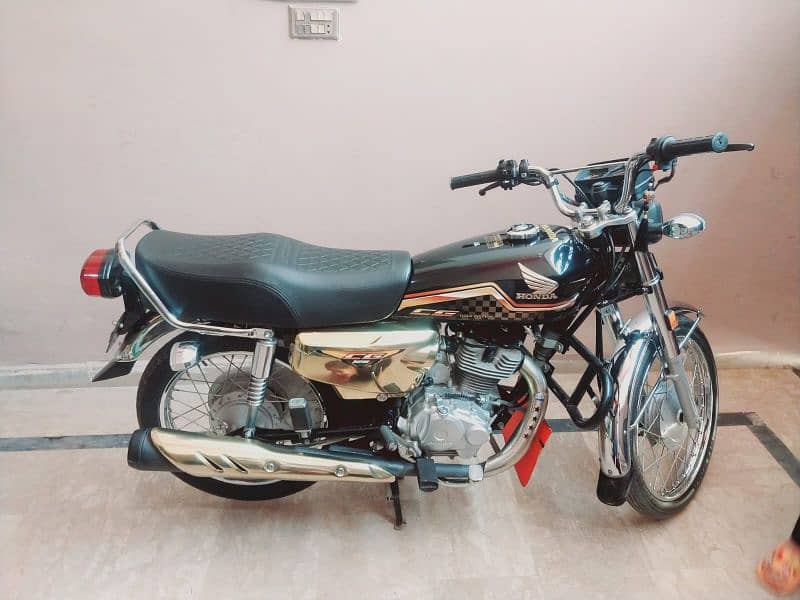 Honda 125 10/10 condition 0/3/3/4/6/4/6/4/6/0/2 what's app 1