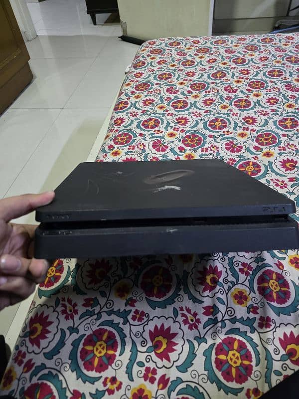 ps 4 slim 1