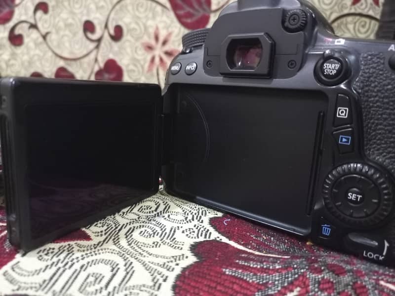 CANON D70 with 18-55 LENS JUST LIKE NEW 10/10 4