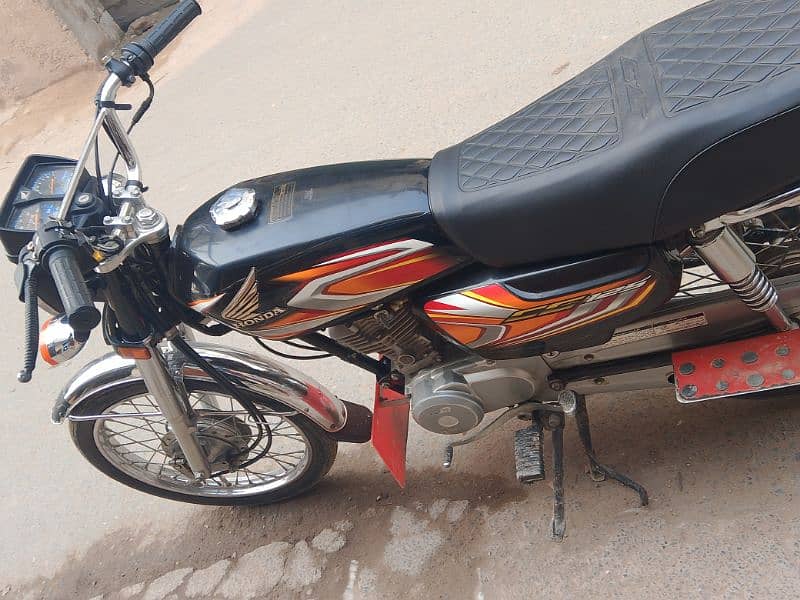 Honda 125 Black colour all ok 2