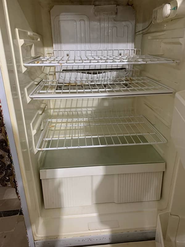 singer referigerator/medium size fridge/good condtion 3