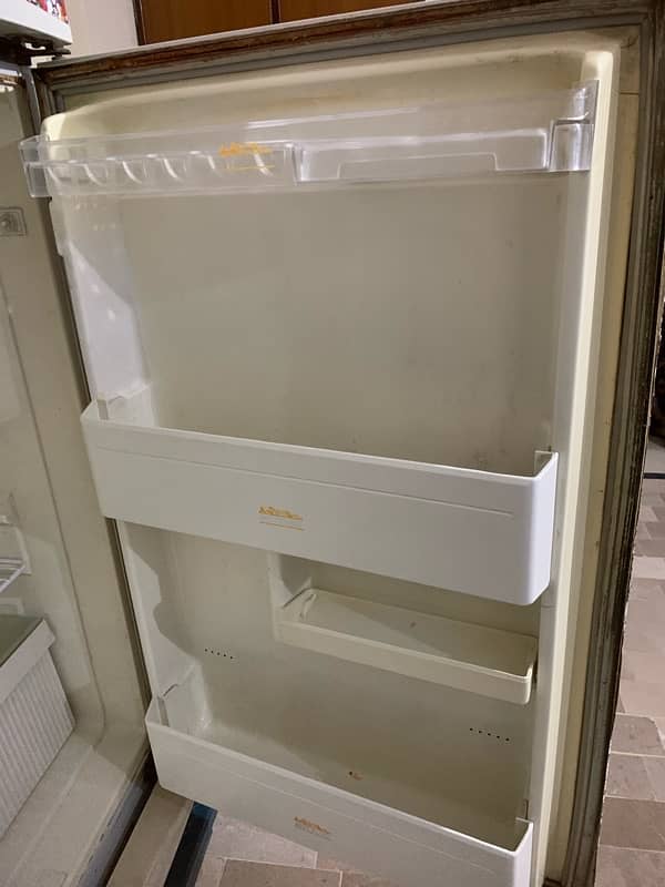 singer referigerator/medium size fridge/good condtion 4