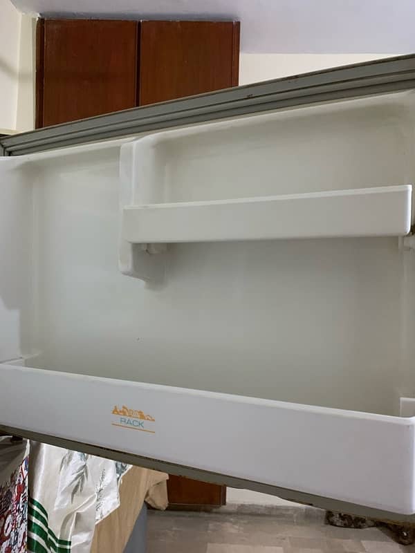 singer referigerator/medium size fridge/good condtion 6