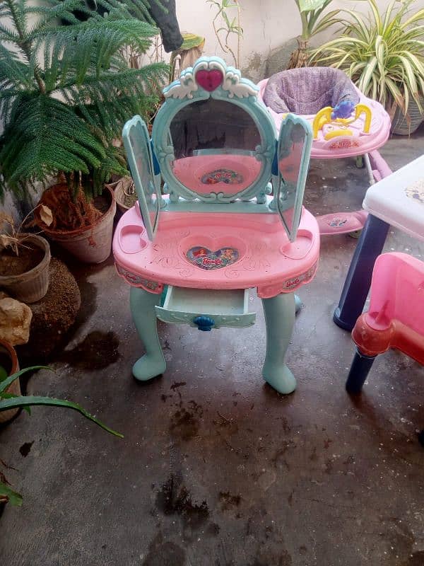 kids dressing table 2