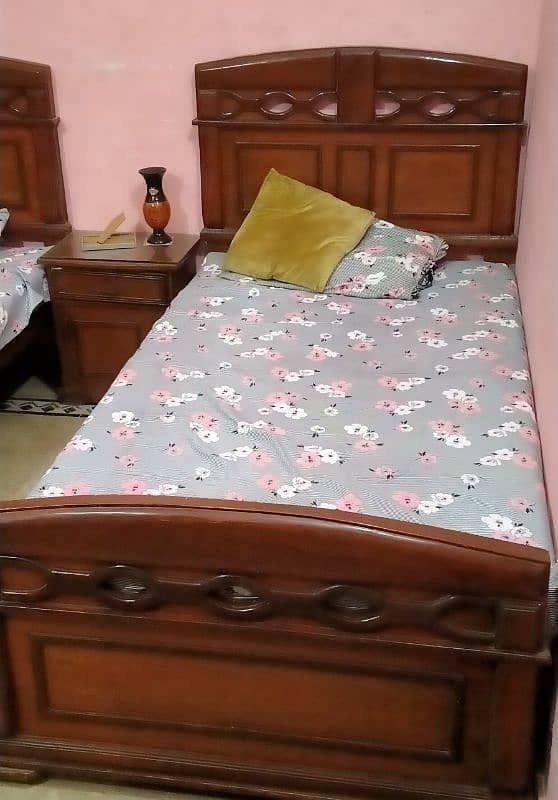 2 single bed with side table and mattress i 1