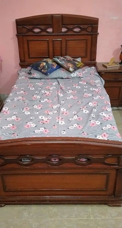 2 single bed with side table and mattress i 2