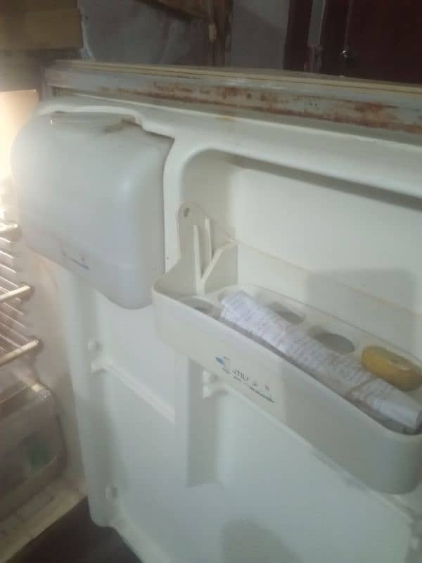 12 Cubic feet pel 2 door fridge. 35k 2