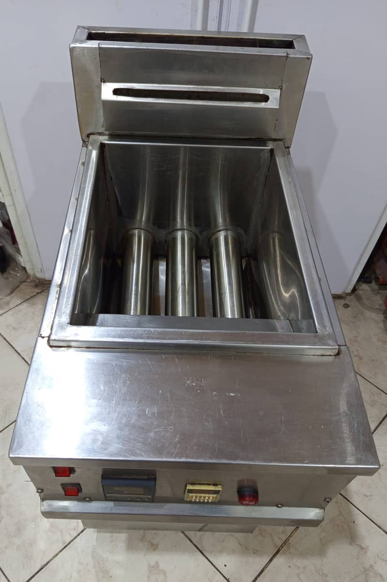 22 Liter Deep Fryer  New Condition 2