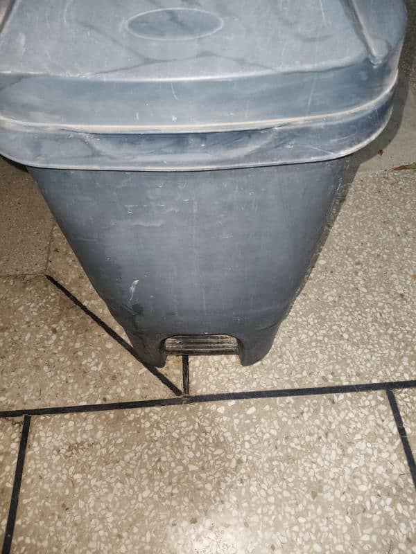 Movable 40L dustbin for home/office use 3