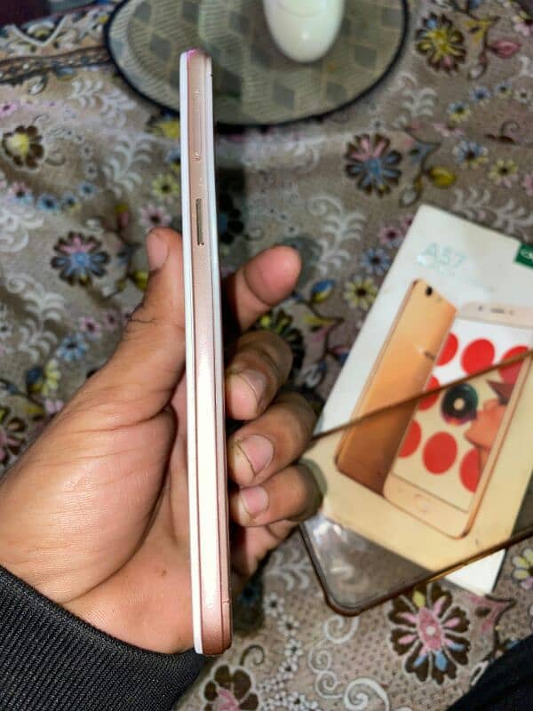 oppoa57 4/64 condition 9by10 All ok bas upar sy touch scratch ha 8