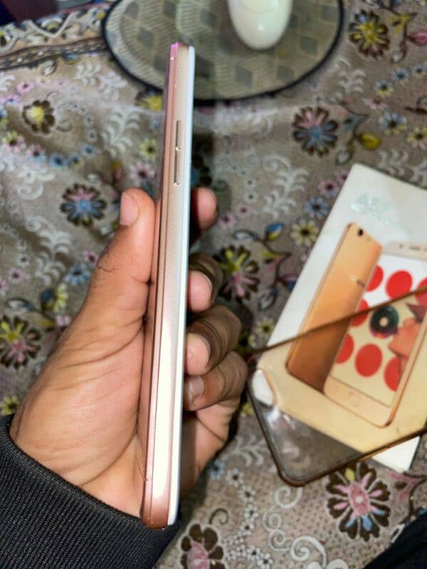 oppoa57 4/64 condition 9by10 All ok bas upar sy touch scratch ha 9