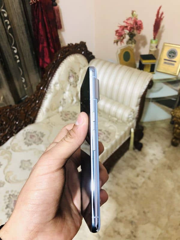 Google Pixel 8 Pro Bay Blue Color 2