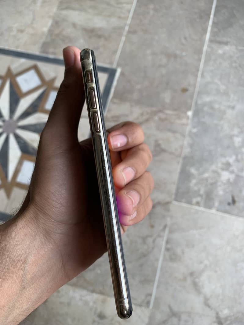 Apple iPhone XS Max 3