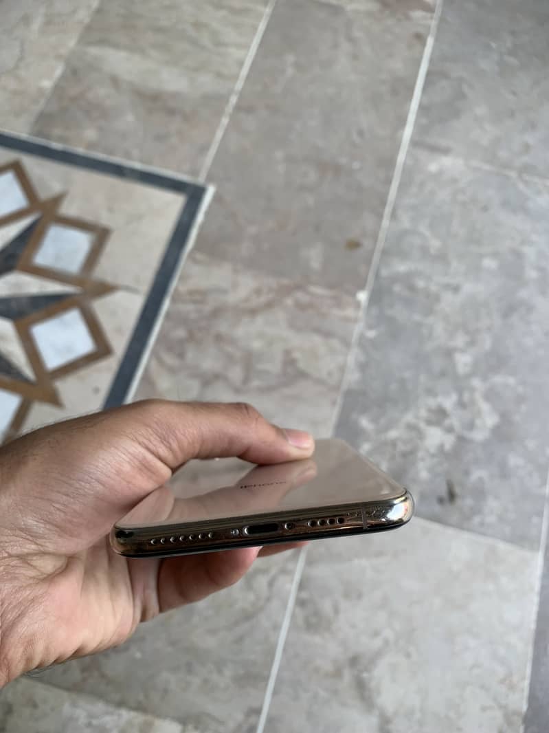 Apple iPhone XS Max 4