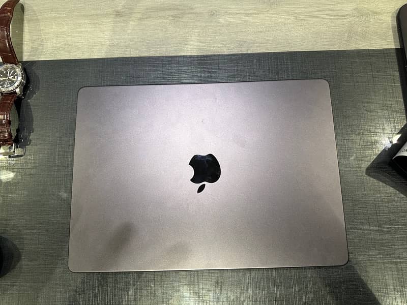 Macbook Pro M3 pro chip 14 inch 1