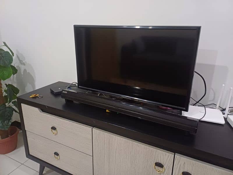 ORIGINAL SAMSUNG 32 INCH SPOTLESS LED WITH ANDROID DEVICE 1