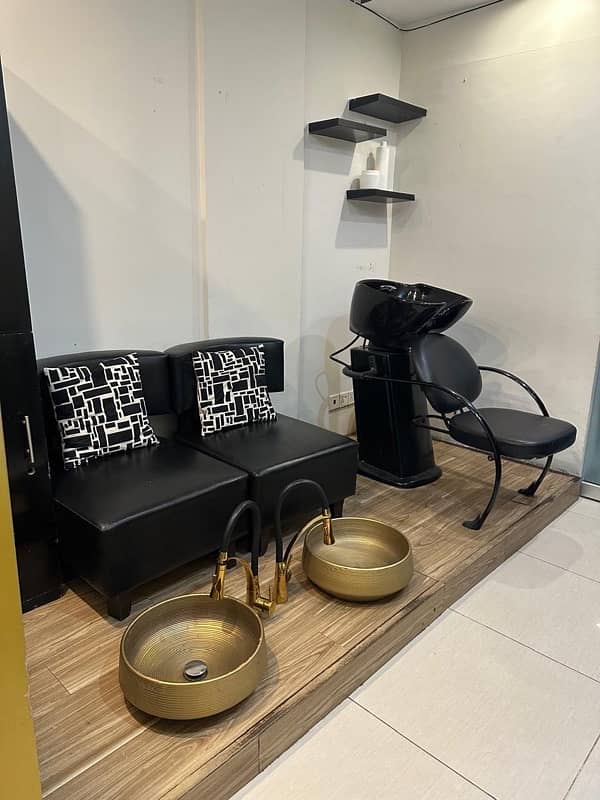 Running Salon for sale with clientele and equipments 3