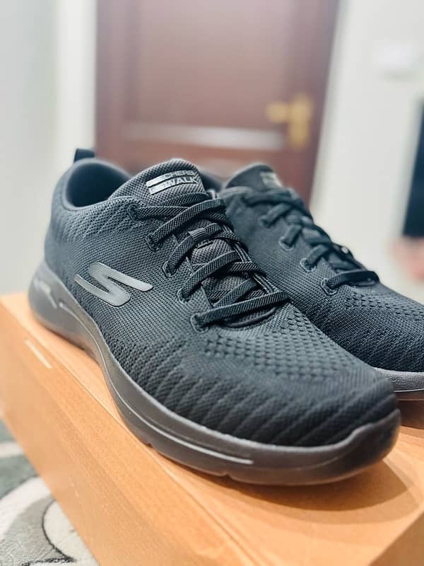 Sketchers Go walk shoes size 9.5 fits to 10 3