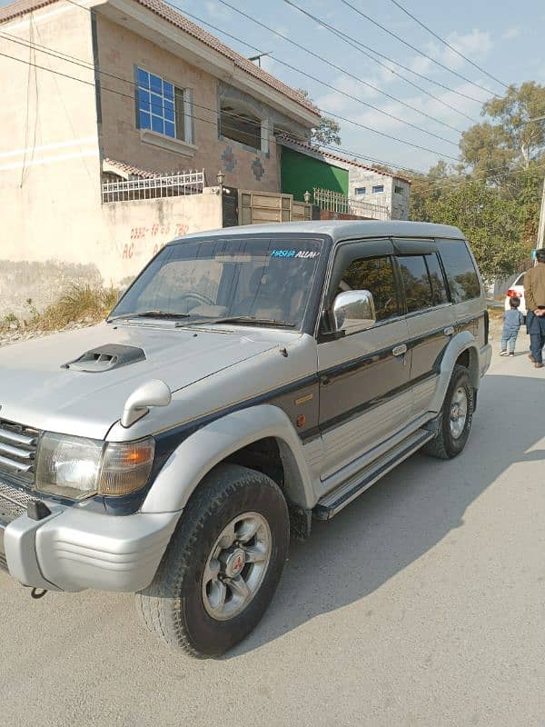 Mitsubishi Pajero Exceed 1