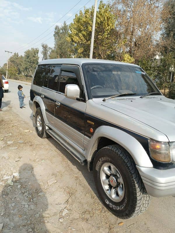 Mitsubishi Pajero Exceed 2